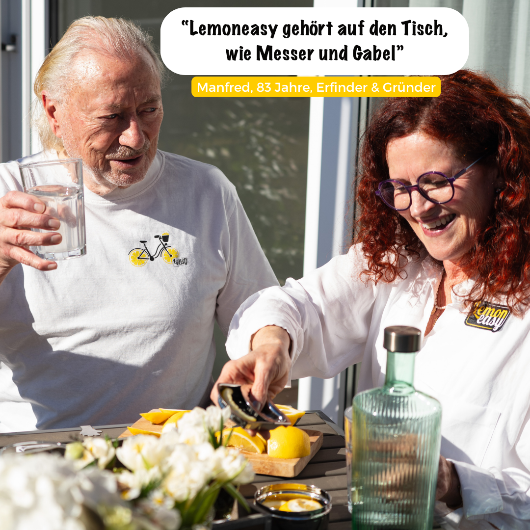 Manfred Hönes, Erfinder und Gründer von Lemoneasy, sitzt mit Jutta Hönes am Tisch und verwendet den weltweit ersten Zitronenschieber.